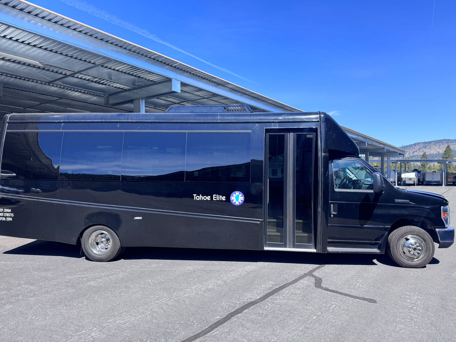 26-passenger-bus_exterior